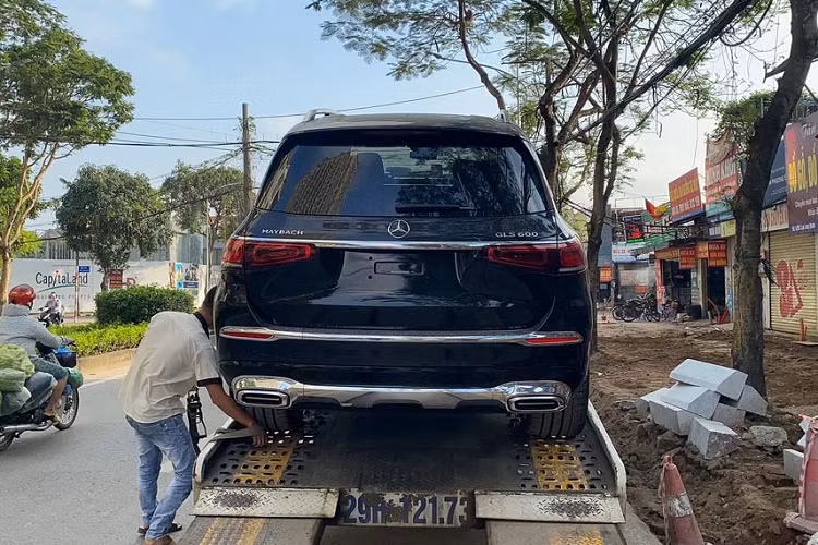 Về truyền động, trong khi những chiếc Maybach khác thường đi kèm với động cơ V12, Maybach GLS 600 lại sử dụng động cơ tăng áp kép V8 4.0L sản sinh công suất 550 mã lực và mô-men xoắn cực đại 729Nm. Động cơ còn được hỗ trợ thêm bởi bộ khởi động điện EQ Boost bổ sung thêm 21 mã lực và 249Nm khi cần thiết. Maybach GLS có thể tăng tốc từ 0 - 96 km/h chỉ trong 4,8 giây.