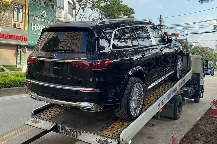Ưu tiên hàng đầu của mọi chiếc Maybach là sự thoải mái, vì vậy, Mercedes-Maybach GLS cũng được trang bị hệ thống treo E-Active Body Control giúp quét đường phía trước để chủ động chống lại các va chạm và điều chỉnh giảm xóc để có một chuyến đi cực kỳ êm ái. Xe có chương trình lái Maybach Dynamic Select tập trung vào sự thoải mái của hành khách phía sau bằng cách giảm thiểu độ lăn xóc của thân xe.