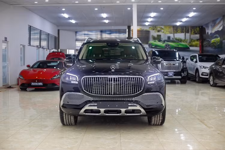Ở phía bên ngoài, chiếc SUV siêu sang Mercedes-Maybach GLS 600 mới về Việt Nam sở hữu tuỳ chọn nước sơn ngoại thất chỉ 1 tông màu đen duy nhất, khác biệt so với phần đông những chiếc Maybach GLS 600 đang có mặt trong nước đều có trang bị sơn 2 tông màu riêng biệt. Xe sử dụng bộ vành kích thước 21 inch, thiết kế đa chấu màu crome nổi bật.