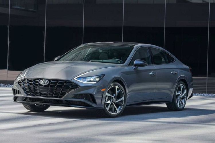 Được biết, nguyên nhân dẫn đến tình trạng này là do nơi sản xuất Grandeur và Sonata (nhà máy Asan ở Chungnam) đã ngừng hoạt động trong khoảng 4 tuần kể từ giữa tháng 7 để chuẩn bị cho dây chuyền sản xuất xe điện. Với tình hình thiếu hụt chất bán dẫn cộng thêm các nhà máy sản xuất đóng cửa như hiện tại thì phải khoảng hai tháng nữa Grandeur mới tiếp tục được sản xuất.