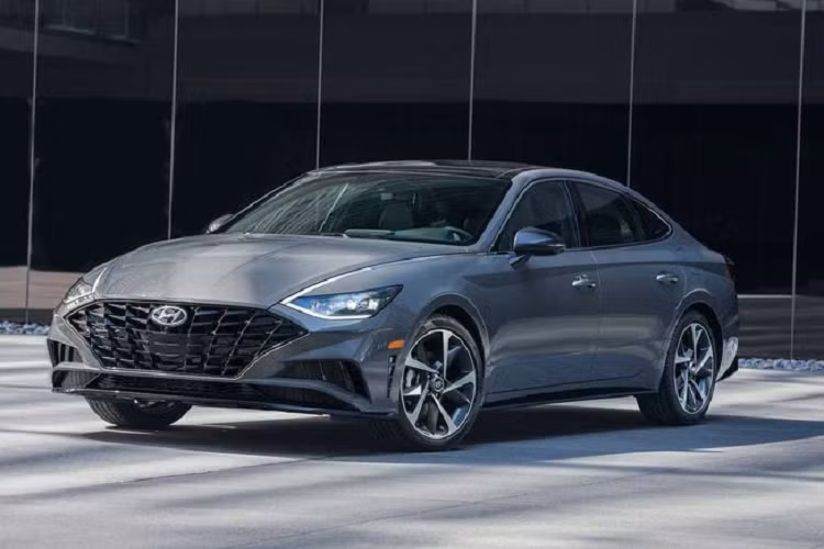 Được biết, nguyên nhân dẫn đến tình trạng này là do nơi sản xuất Grandeur và Sonata (nhà máy Asan ở Chungnam) đã ngừng hoạt động trong khoảng 4 tuần kể từ giữa tháng 7 để chuẩn bị cho dây chuyền sản xuất xe điện. Với tình hình thiếu hụt chất bán dẫn cộng thêm các nhà máy sản xuất đóng cửa như hiện tại thì phải khoảng hai tháng nữa Grandeur mới tiếp tục được sản xuất.