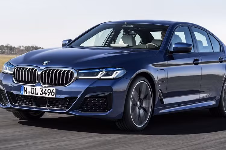 Tiếp nối tháng 7 năm nay, mẫu xe nhập khẩu bán chạy nhất tháng 8 là E-Class. E-Class cho thấy sự tụt dốc sau Tesla Model Y và Model 3 trong hai tháng 5 và tháng 6, nhưng thương hiệu này đã nhanh chóng lấy lại vị trí của mình với 3.132 xe trong tháng 8 vừa qua.