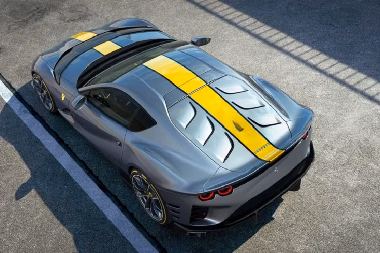 Sức mạnh động cơ được truyền tới bánh thông qua hộp số tự động ly hợp kép 7 cấp. Với trọng lượng khô 1.487 kg, Ferrari 812 Competizione có thể tăng tốc từ 0-100 km/h trong thời gian 2,85 giây và 0-200 km/h trong 7,5 giây. Như vậy, siêu xe này có thời gian tăng tốc nhanh hơn một chút so với Ferrari 812 Superfast dù nặng hơn 38 kg. 