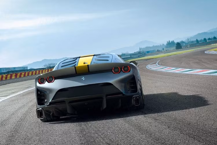 Đặc biệt, Ferrari 812 Competizione sẽ không có kính sau mà thay bằng tấm ốp hoàn toàn bằng nhôm, tích hợp khe gió ở bản coupe. Bên dưới nữa là bộ khuếch tán gió mở rộng đến hết bề ngang của đuôi xe và 2 ống xả hình chữ nhật thay vì tròn như Ferrari 812 Superfast. Với những thay đổi kể trên, Ferrari 812 Competizione có lực ép xuống mặt đường tăng khoảng 25% so với 812 Superfast.