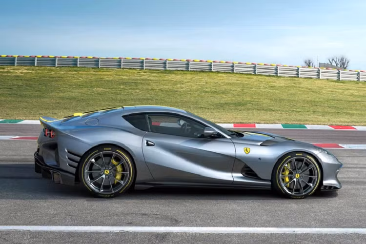 Được phát triển dựa trên dòng siêu xe Ferrari 812 Superfast, 812 Competizione dùng động cơ xăng V12, hút khí tự nhiên, dung tích 6.5L, sản sinh công suất tối đa 818 mã lực tại tua máy 9.250 vòng/phút và mô-men xoắn cực đại 692 Nm tại tua máy 7.000 vòng/phút. So với Ferrari 812 Superfast, siêu xe này mạnh hơn 30 mã lực nhưng mô-men xoắn lại giảm 26 Nm.