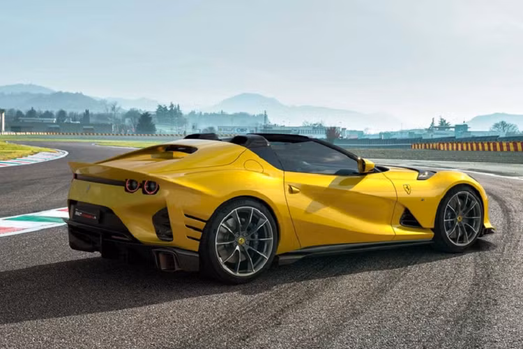 Trong khi đó, tốc độ tối đa của Ferrari 812 Competizione vẫn là 340 km/h giống 812 Superfast. Chưa hết, 812 Competizione còn có vòng tua máy cực đại lên đến 9.500 vòng/phút. Nhờ đó, 812 Competizione trở thành siêu xe thương mại có vòng tua máy cao nhất của thương hiệu Ferrari hiện nay.