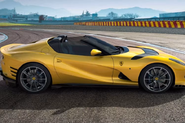 Ferrari 812 Competizione 2021 mới có số lượng sản xuất đúng 999 chiếc trong khi con số tương ứng của phiên bản Aperta là 599 chiếc. Không chỉ có số lượng sản xuất giới hạn, giá xe Ferrari 812 Competizione còn khá cao, cụ thể là 499.000 Euro (khoảng 13,82 tỷ đồng) cho bản coupe và 578.000 Euro (16 tỷ đồng) cho bản Aperta. Bất chấp điều đó, cặp đôi siêu xe này vẫn nhanh chóng được các đại gia trên thế giới đặt mua hết.