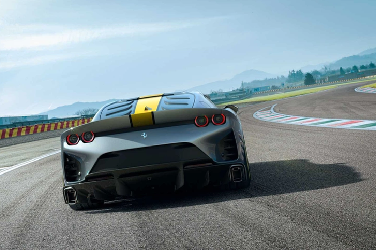 Đặc biệt, Ferrari 812 Competizione sẽ không có kính sau mà thay bằng tấm ốp hoàn toàn bằng nhôm, tích hợp khe gió ở bản coupe. Bên dưới nữa là bộ khuếch tán gió mở rộng đến hết bề ngang của đuôi xe và 2 ống xả hình chữ nhật thay vì tròn như Ferrari 812 Superfast. Với những thay đổi kể trên, Ferrari 812 Competizione có lực ép xuống mặt đường tăng khoảng 25% so với 812 Superfast.