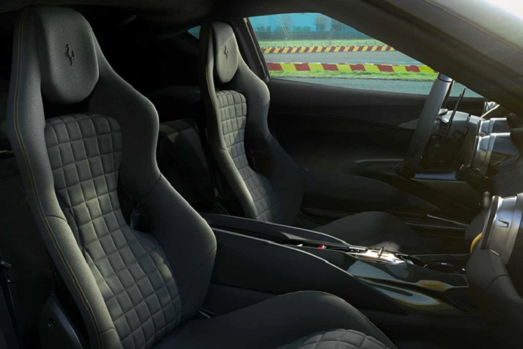 Các khách hàng tiềm năng đã được Ferrari tiếp cận từ nhiều tháng trước. Dự kiến, Ferrari 812 Competizione sẽ bắt đầu được giao tới tay khách hàng vào quý I năm sau. Thời điểm tương ứng của Ferrari 812 Competizione Aperta là quý IV năm 2022.