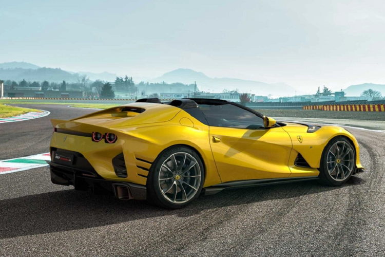 Trong khi đó, tốc độ tối đa của Ferrari 812 Competizione vẫn là 340 km/h giống 812 Superfast. Chưa hết, 812 Competizione còn có vòng tua máy cực đại lên đến 9.500 vòng/phút. Nhờ đó, 812 Competizione trở thành siêu xe thương mại có vòng tua máy cao nhất của thương hiệu Ferrari hiện nay.