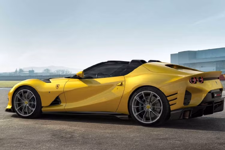 Không chỉ mạnh hơn, Ferrari 812 Competizione còn sở hữu một số điểm nhấn khác biệt so với 812 Superfast như bộ vành 20 inch, nằm trong lốp có kích thước 275/35 trước và 315/35 sau, khe gió trước mới hay đường rãnh vuốt ngược về phía sau, đi kèm tấm bằng sợi carbon màu đen nằm vắt ngang trên nắp ca-pô. 