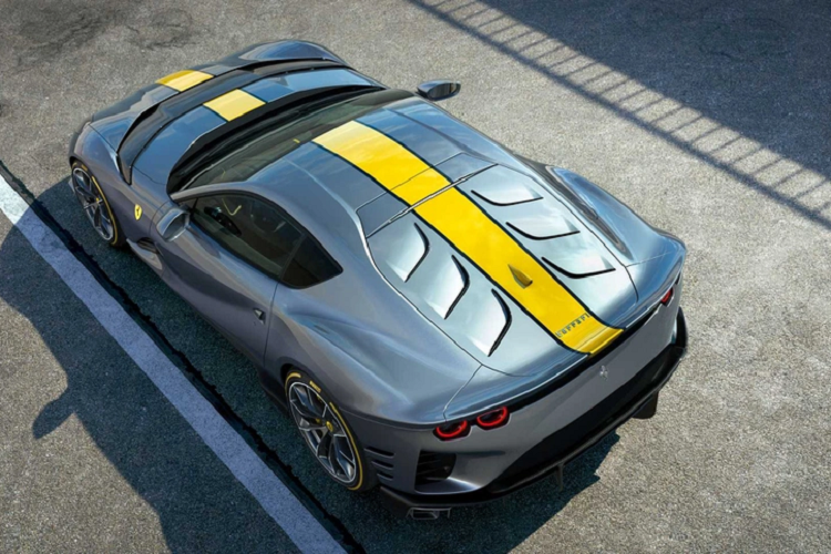 Sức mạnh động cơ được truyền tới bánh thông qua hộp số tự động ly hợp kép 7 cấp. Với trọng lượng khô 1.487 kg, Ferrari 812 Competizione có thể tăng tốc từ 0-100 km/h trong thời gian 2,85 giây và 0-200 km/h trong 7,5 giây. Như vậy, siêu xe này có thời gian tăng tốc nhanh hơn một chút so với Ferrari 812 Superfast dù nặng hơn 38 kg. 