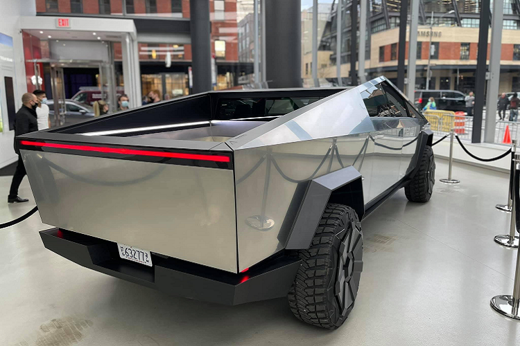 Trong đó, bản Single Motor RWD Tiêu Chuẩn sử dụng một động cơ điện và hệ dẫn động cầu sau (RWD), khả năng di chuyển trong một lần sạc đầy khoảng 400 km, khả năng tốc 0-96 km/h trong 6,5 giây. Giá xe Tesla Cybertruck phiên bản Tiêu Chuẩn khoảng 40.000 USD (922 triệu đồng).