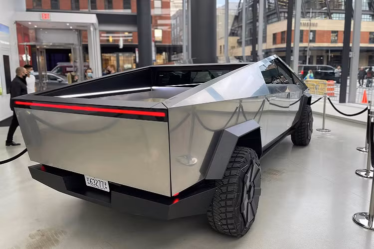 Trong đó, bản Single Motor RWD Tiêu Chuẩn sử dụng một động cơ điện và hệ dẫn động cầu sau (RWD), khả năng di chuyển trong một lần sạc đầy khoảng 400 km, khả năng tốc 0-96 km/h trong 6,5 giây. Giá xe Tesla Cybertruck phiên bản Tiêu Chuẩn khoảng 40.000 USD (922 triệu đồng).