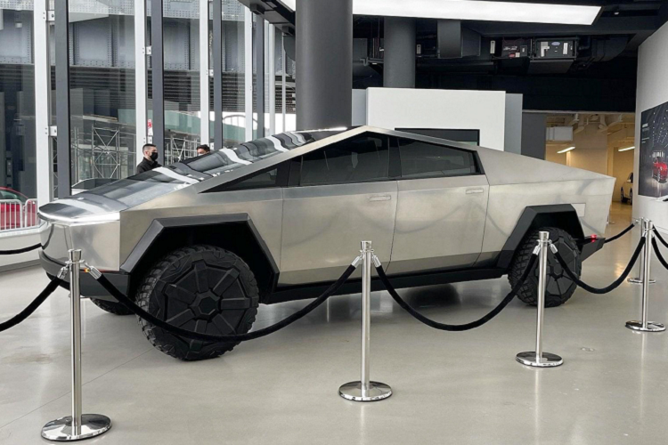 Bán tải Tesla Cybertruck chạy điện cỡ lớn, sử dụng kết cấu khung gầm liền khối (unibody) làm bằng thép siêu cứng khác biệt với hầu hết các mẫu bán tải trên thị trường sử dụng khung gầm rời. Cybertruck gây ấn tượng mạnh mẽ nhất nằm ở thiết kế “không giống ai” với nhiều đường nét góc cạnh như một mẫu xe bước ra từ phim khoa học viễn tưởng.