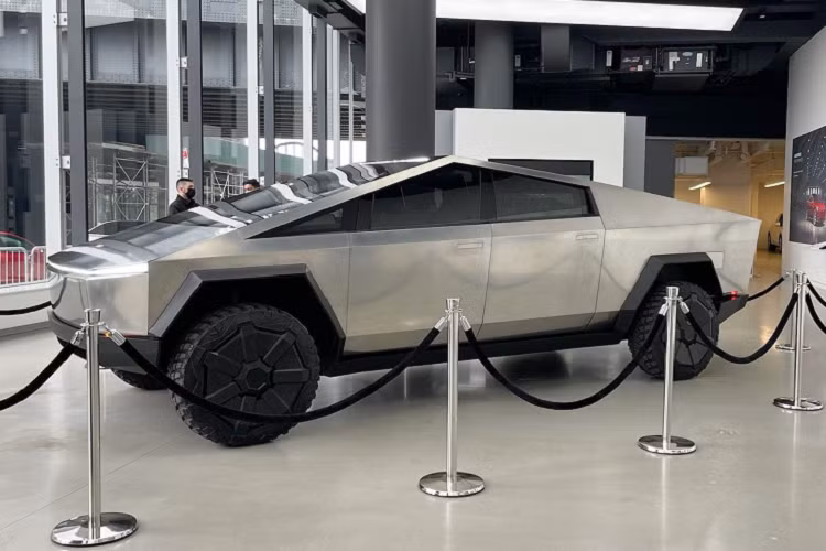 Bán tải Tesla Cybertruck chạy điện cỡ lớn, sử dụng kết cấu khung gầm liền khối (unibody) làm bằng thép siêu cứng khác biệt với hầu hết các mẫu bán tải trên thị trường sử dụng khung gầm rời. Cybertruck gây ấn tượng mạnh mẽ nhất nằm ở thiết kế “không giống ai” với nhiều đường nét góc cạnh như một mẫu xe bước ra từ phim khoa học viễn tưởng.