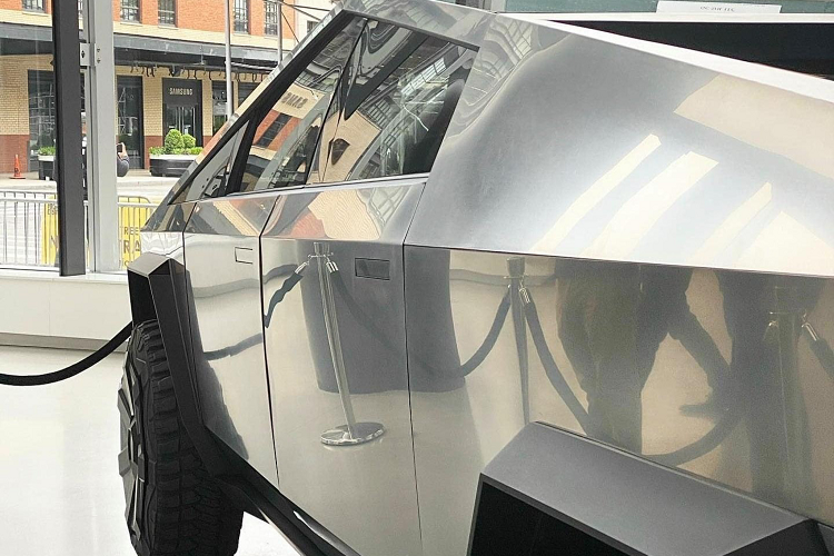 Sau khi được đến tay các khách hàng đã đặt mua trước đó tại thị trường Bắc Mỹ, Tesla Cybertruck sẽ cạnh tranh trực tiếp với các mẫu bán tải cỡ lớn khác như Ford F-150, Chevrolet Silverado hay Toyota Tundra