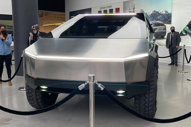 Ở phiên bản cao cấp nhất - Cybertruck Tri Motor AWD sử dụng 3 động cơ điện, phiên bản này có giá bán lên đến 69.900 USD (1,61 tỷ đồng), phiên bản này có khả năng di chuyển 800 km sau mỗi lần sạc đầy, thời gian tăng tốc 0-96 km/h trong 2,9 giây.