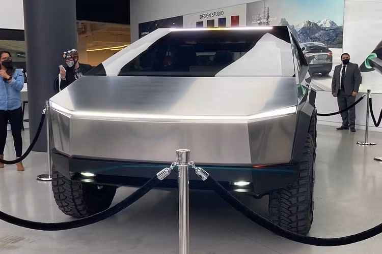 Ở phiên bản cao cấp nhất - Cybertruck Tri Motor AWD sử dụng 3 động cơ điện, phiên bản này có giá bán lên đến 69.900 USD (1,61 tỷ đồng), phiên bản này có khả năng di chuyển 800 km sau mỗi lần sạc đầy, thời gian tăng tốc 0-96 km/h trong 2,9 giây.