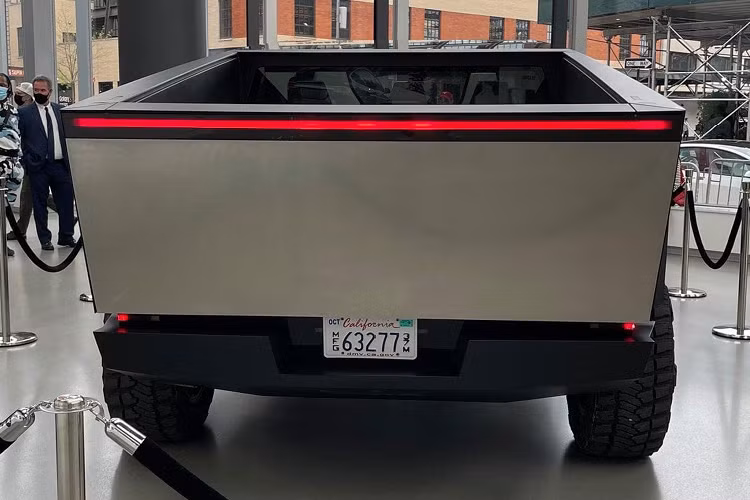 Khả năng kéo cho phiên bản một động điện khoảng 3,4 tấn (7.500 pound), hai động cơ điện khoảng 4,5 tấn (10.000 pound) và 3 động cơ điện khoảng 6,3 tấn (14.000 pound).Ở dòng bán tải Tesla Cybertruck, gói hệ thống hỗ trợ người lái tiên tiến Tesla Autopilot là trang bị Tiêu Chuẩn trên tất cả 3 phiên bản.