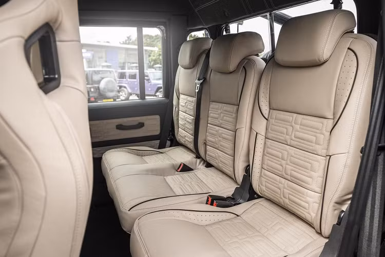 Một số thông tin nội bộ cho rằng, hãng Kahn chỉ tạo ra 7 chiếc xe Land Rover Defender phiên bản Flying Huntsman 6x6 trên toàn thế giới nhưng chỉ có đúng 3 xe mang tay lái bên trái.