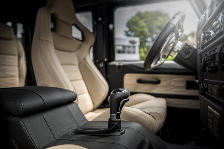 Trong đó, chiếc xe Land Rover Defender Flying Huntsman 6x6 của các đại gia Campuchia sở hữu là 1 trong 3 chiếc xe đó.