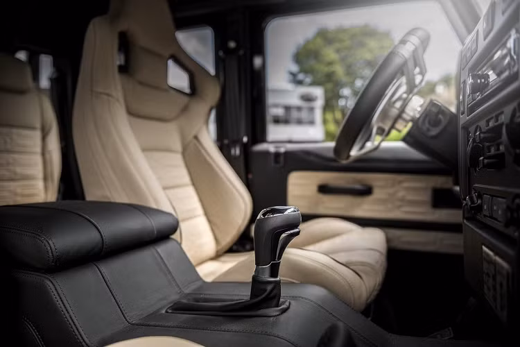 Trong đó, chiếc xe Land Rover Defender Flying Huntsman 6x6 của các đại gia Campuchia sở hữu là 1 trong 3 chiếc xe đó.