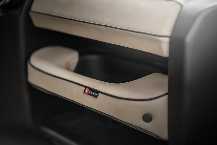 Ngoài ra, mặt tiền và phía sau của xe cũng được sửa đổi thiết kế. Xe được hoàn thiện với màu sơn Santorini Black.