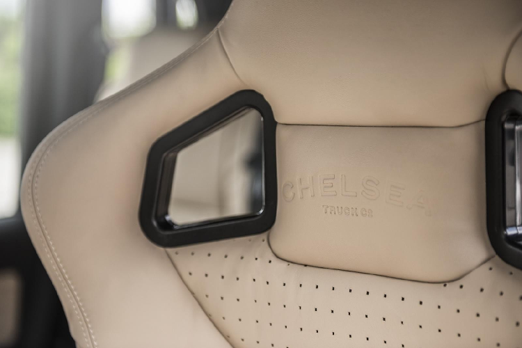 Bên ngoài của Land Rover Defender Flying Huntsman 6x6 đã được hãng Kahn làm mới lại với dáng vẻ hầm hố dễ nhận ra và ấn tượng nhất là hệ dẫn động 6x6 rất hầm hố và bắt mắt.