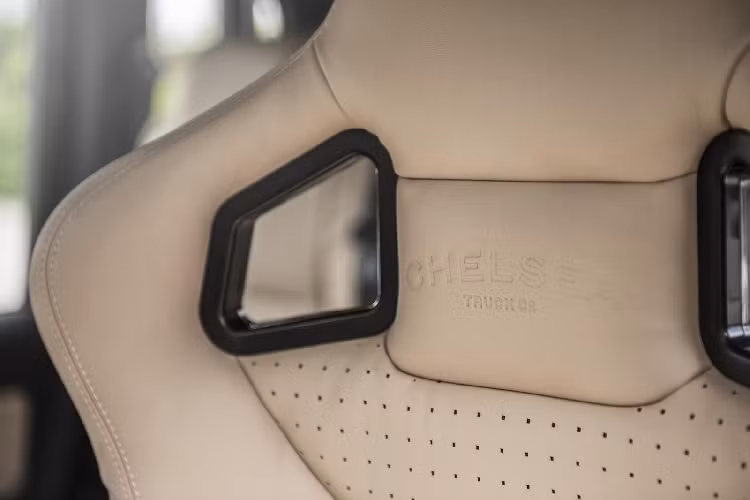 Bên ngoài của Land Rover Defender Flying Huntsman 6x6 đã được hãng Kahn làm mới lại với dáng vẻ hầm hố dễ nhận ra và ấn tượng nhất là hệ dẫn động 6x6 rất hầm hố và bắt mắt.