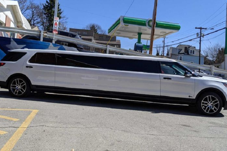 Giá xe Ford Explorer Limo hàng khủng này hiện rao bán tới 59.998 USD (khoảng 1,379 tỷ đồng), đắt hơn 344 triệu đồng so với giá của Explorer thông thường.