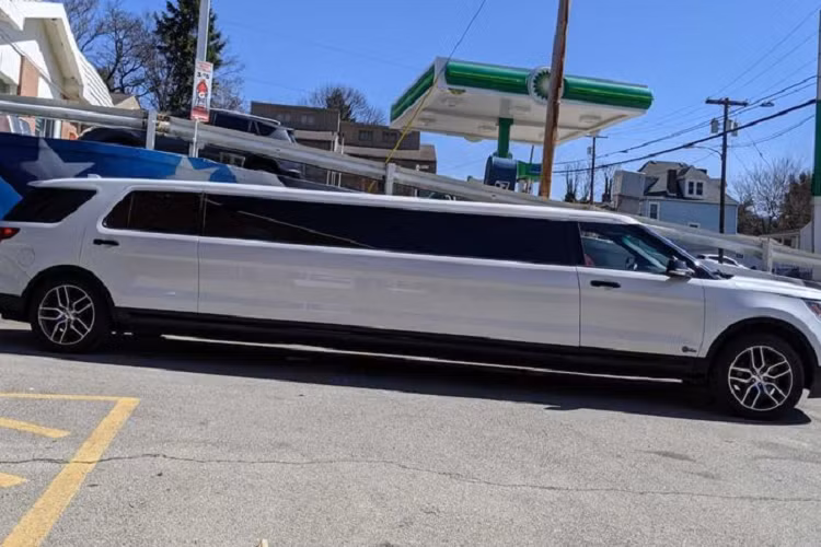 Giá xe Ford Explorer Limo hàng khủng này hiện rao bán tới 59.998 USD (khoảng 1,379 tỷ đồng), đắt hơn 344 triệu đồng so với giá của Explorer thông thường.