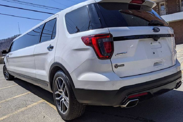Chiếc Ford Explorer Limo trong bài sở hữu màu sơn trắng ánh kim White Platinum Metallic Tri-Coat và nội thất bọc da đen Ebony Black.