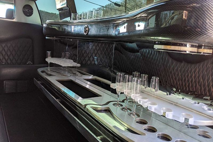 Xe được trang bị băng ghế dài có các dây đai an toàn, một quầy bar nhỏ ở đối diện và một chiếc TV cỡ lớn để giải trí.