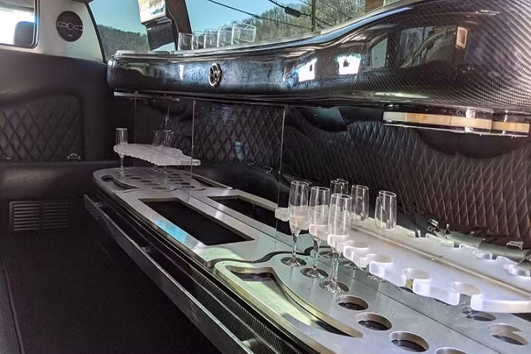 Xe được trang bị băng ghế dài có các dây đai an toàn, một quầy bar nhỏ ở đối diện và một chiếc TV cỡ lớn để giải trí.