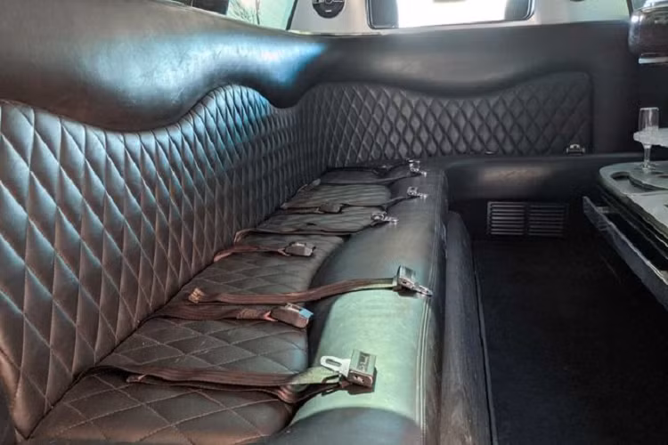 Cung cấp sức mạnh cho Explorer Limo hàng khủng này là khối động cơ EcoBoost V6 3.5L của Ford, sản sinh công suất 365 mã lực và mô-men xoắn cực đại 474 Nm.