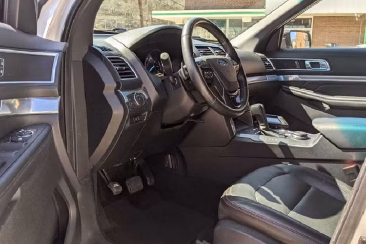 Sức mạnh được gửi đến các bánh xe thông qua hệ dẫn động 4 bánh và hộp số tự động 6 cấp.