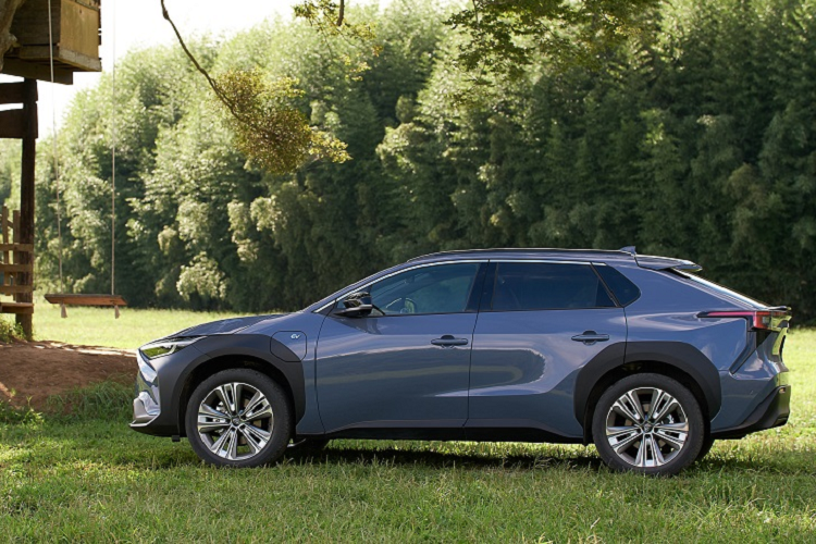 Tại Nhật Bản, cả hai phiên bản Solterra này đều được trang bị bộ pin lithium-ion 71,4 kWh, cho phạm vi hoạt động tối đa tương ứng là 330 dặm (~ 530 km) và 285 dặm (~ 460 km).