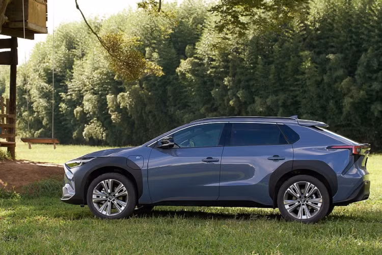 Tại Nhật Bản, cả hai phiên bản Solterra này đều được trang bị bộ pin lithium-ion 71,4 kWh, cho phạm vi hoạt động tối đa tương ứng là 330 dặm (~ 530 km) và 285 dặm (~ 460 km).