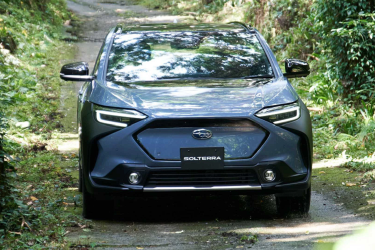 Cũng giống như Toyota bZ4X, Subaru Solterra sẽ có 2 thiết lập hệ truyền động: phiên bản dẫn động cầu trước với một mô-tơ điện cung cấp 201 mã lực và phiên bản dẫn động 4 bánh đi kèm hai mô-tơ trên mỗi trục, cho ra tổng công suất 215 mã lực.