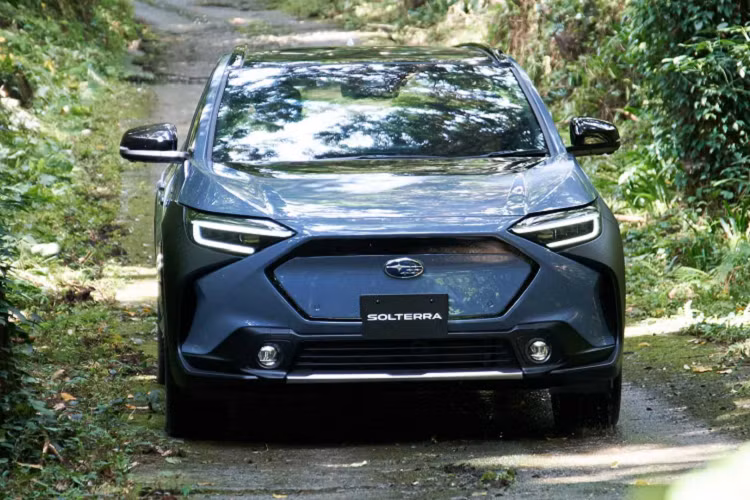 Cũng giống như Toyota bZ4X, Subaru Solterra sẽ có 2 thiết lập hệ truyền động: phiên bản dẫn động cầu trước với một mô-tơ điện cung cấp 201 mã lực và phiên bản dẫn động 4 bánh đi kèm hai mô-tơ trên mỗi trục, cho ra tổng công suất 215 mã lực.