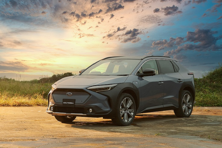 Sau hai thế hệ coupe thể thao Subaru BRZ và Toyota 86, Subaru và Toyota một lần nữa bắt tay hợp tác để phát triển một mẫu xe điện hoàn toàn mới. Sau buổi ra mắt Toyota bZ4X vào khoảng cuối tháng trước, giờ đây đã đến lượt Subaru giới thiệu mẫu xe Subaru Solterra 2022 mới - sự kết hợp của “Sol” (mặt trời) và “Terra” (trái đất) trong tiếng Latinh.