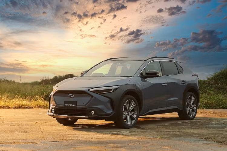 Sau hai thế hệ coupe thể thao Subaru BRZ và Toyota 86, Subaru và Toyota một lần nữa bắt tay hợp tác để phát triển một mẫu xe điện hoàn toàn mới. Sau buổi ra mắt Toyota bZ4X vào khoảng cuối tháng trước, giờ đây đã đến lượt Subaru giới thiệu mẫu xe Subaru Solterra 2022 mới - sự kết hợp của “Sol” (mặt trời) và “Terra” (trái đất) trong tiếng Latinh.