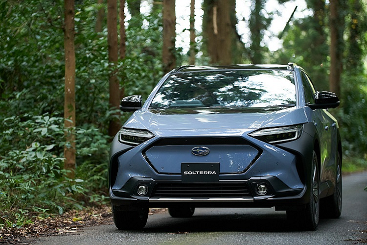 Không có gì quá ngạc nhiên khi crossover Subaru Solterra 2022 trông rất giống với Toyota bZ4X trừ một số chi tiết nhỏ không đáng kể như cụm đèn hậu, cản va trước, lưới tản nhiệt bao quanh khá giống Mustang Mach-E và đèn sương mù dạng tròn.