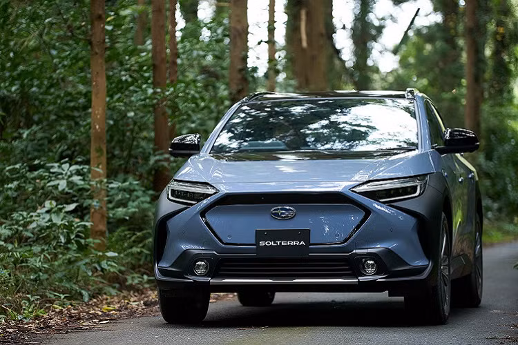 Không có gì quá ngạc nhiên khi crossover Subaru Solterra 2022 trông rất giống với Toyota bZ4X trừ một số chi tiết nhỏ không đáng kể như cụm đèn hậu, cản va trước, lưới tản nhiệt bao quanh khá giống Mustang Mach-E và đèn sương mù dạng tròn.