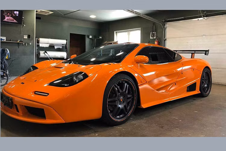 Vì vậy, không ít người đam mê siêu xe này đã tìm kiếm đến những chiếc xe nhái với giá rẻ hơn nhiều lần, ví dụ như chiếc McLaren F1 hàng nhái trong bài viết này.