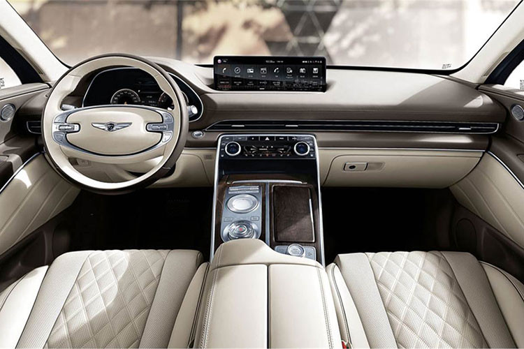 Phiên bản 4 chỗ ngồi này được hứa hẹn là mẫu xe chuyên chở khách VIP ở hàng ghế sau. Sự biến mất của hàng ghế thứ ba sẽ mang đến khoảng duỗi chân rộng rãi hơn nhiều cho hành khách trên Genesis GV80 2022 bản 4 chỗ. Ngoài ra, mẫu xe này còn được kỳ vọng là sẽ trở thành lựa chọn yêu thích của các gia đình 4 người.