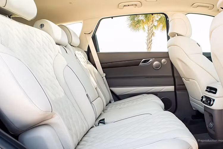 Về trang bị, cả phiên bản 4 chỗ và 6 chỗ mới của Genesis GV80 2022 đều có 2 ghế thương gia tách riêng với nhau bằng bệ tì tay trung tâm tích hợp cụm điều khiển. Ở giữa bệ tì tay trung tâm và cụm điều khiển sẽ có hộc sạc điện thoại thông minh không dây. Thiết kế này sẽ giúp điện thoại của người dùng không bị xô lệch ra khỏi chỗ sạc.