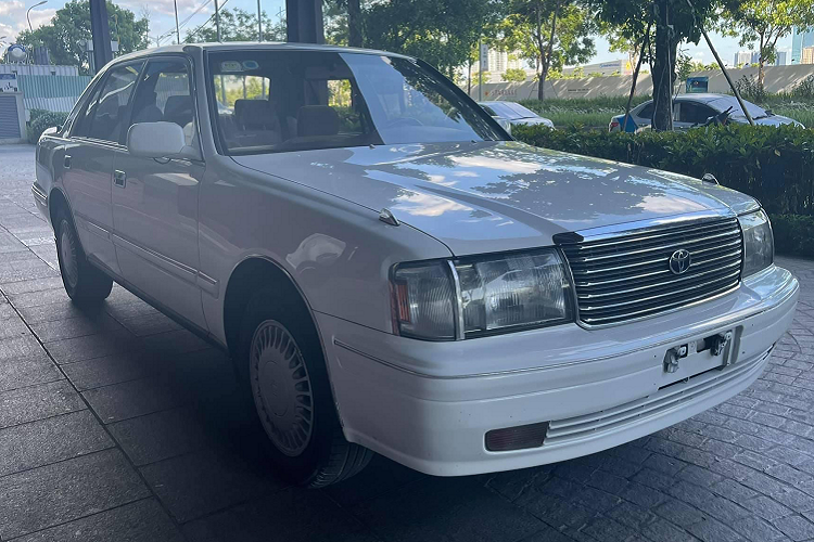 Với mức giá “thách cưới” lên đến 900 triệu đồng, Toyota Crown Super Saloon 3.0AT đời 1998 này là một gợi ý dành cho những khách hàng muốn trải nghiệm dòng sedan full-size sang trọng một thời của Toyota. Tuy nhiên, tầm giá này không phải ai cũng dám chơi!