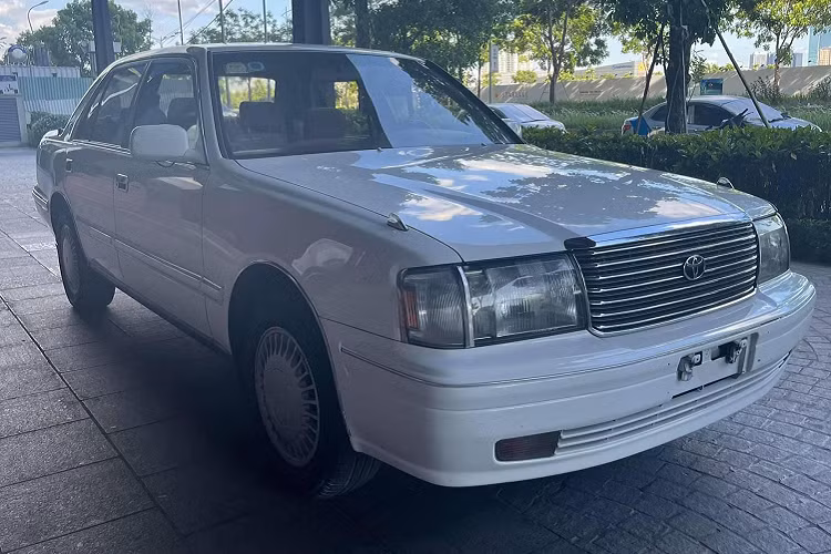 Với mức giá “thách cưới” lên đến 900 triệu đồng, Toyota Crown Super Saloon 3.0AT đời 1998 này là một gợi ý dành cho những khách hàng muốn trải nghiệm dòng sedan full-size sang trọng một thời của Toyota. Tuy nhiên, tầm giá này không phải ai cũng dám chơi!